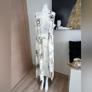 Elegant Black and White Abstract Dress